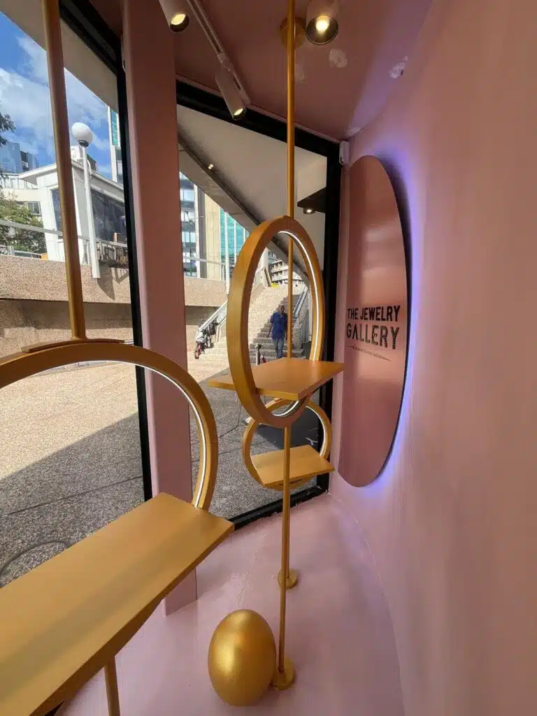 תצוגת תכשיטים בחלל מודרני